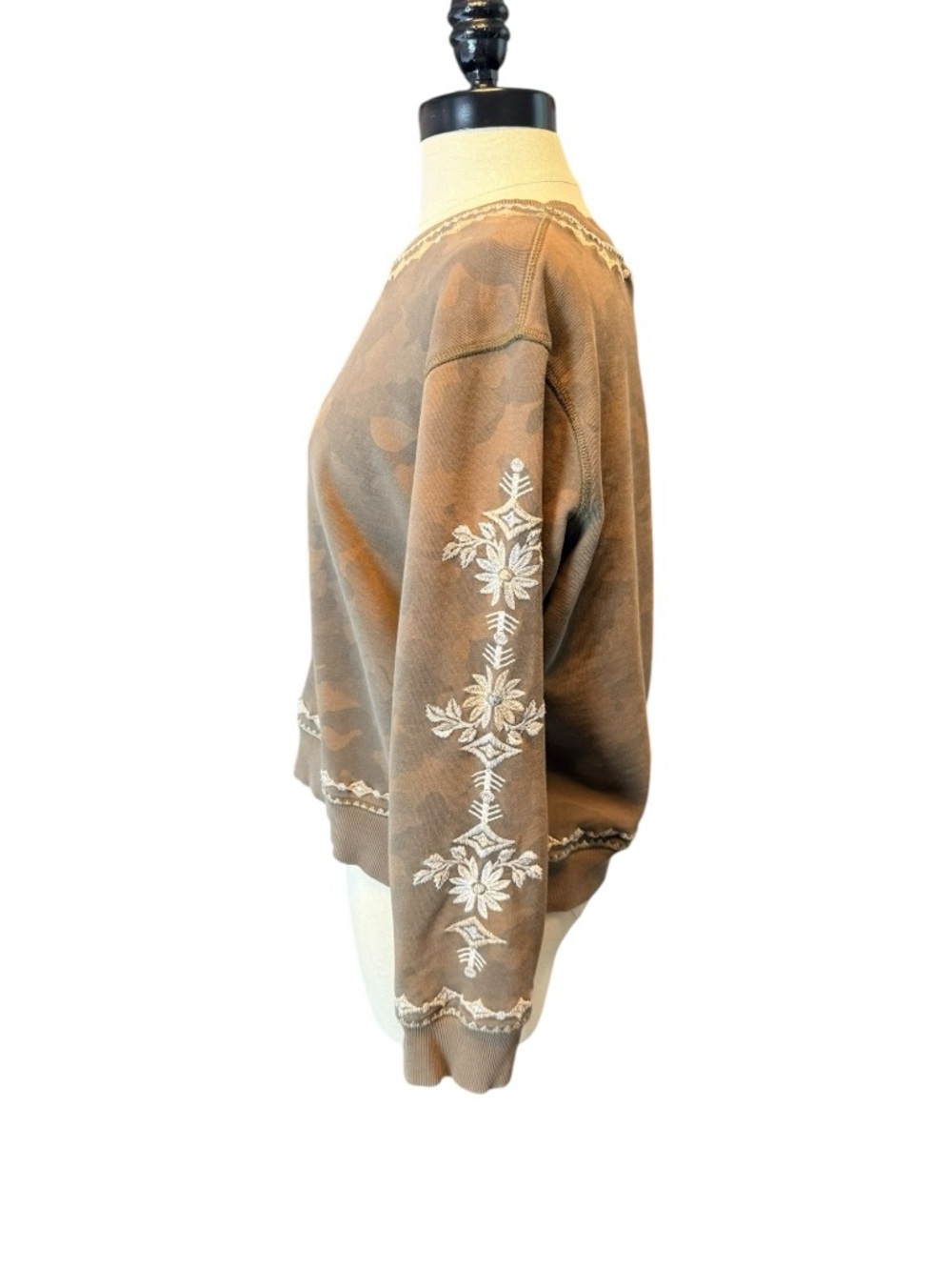 Driftwood Embroidered Sweatshirt M Boho Western Floral Camo Raw Hem Pullover - Picture 3 of 5